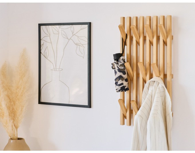 Wandgarderobe aus Bambus in Natur/Braun mit mehreren Kleiderhaken zur Wandmontage, sichtbare warme Holzstruktur der Oberfläche.