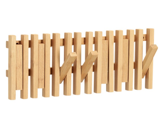 Wandgarderobe aus Bambus in Natur mit mehreren Kleiderhaken, montiert an einer Wand, zeigt warme Holzstruktur und schlichte Form.