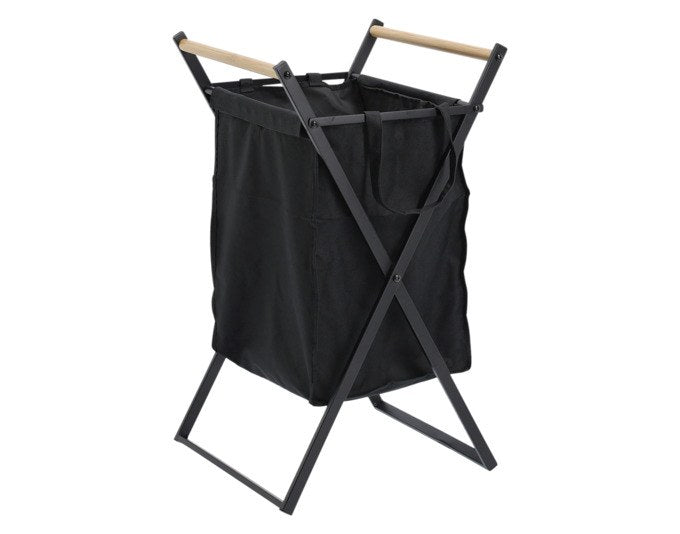 Schwarzer Wäschesammler von ZELLER PRESENT mit stabilem Metallgestell, Polyester-Wäschesack und hölzernen Handgriffen im Wohnraum.