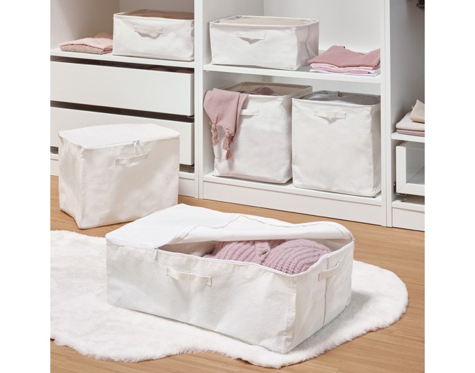 Cremefarbene Aufbewahrungsbox aus Polyestergewebe mit rechteckiger Form, formstabil, auf hellem Untergrund fotografiert.
