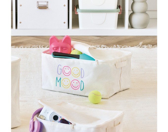 Cremefarbene Aufbewahrungsbox aus Polyester mit Reissverschluss, Masse 39x29x18 cm, ZELLER PRESENT, auf hellem Hintergrund fotografiert.