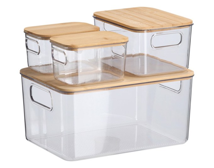 Vier transparente Kunststoffboxen in unterschiedlichen Grössen mit natürlichen Bambusdeckeln, teilweise gestapelt dargestellt.