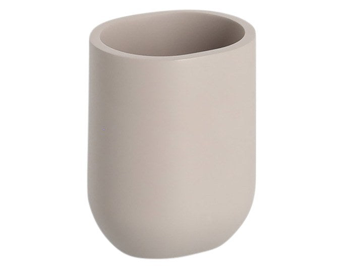 Zahnputzbecher aus Polyresin in Greige, zylindrische Form mit glatter Oberfläche, stehend auf einer Ablagefläche im Badezimmer.