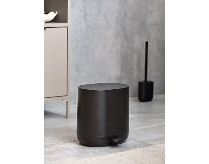 Schwarze WC-Bürste aus Polyresin und Edelstahl mit rundem Bürstenkopf und passendem Halter, freigestellt fotografiert.