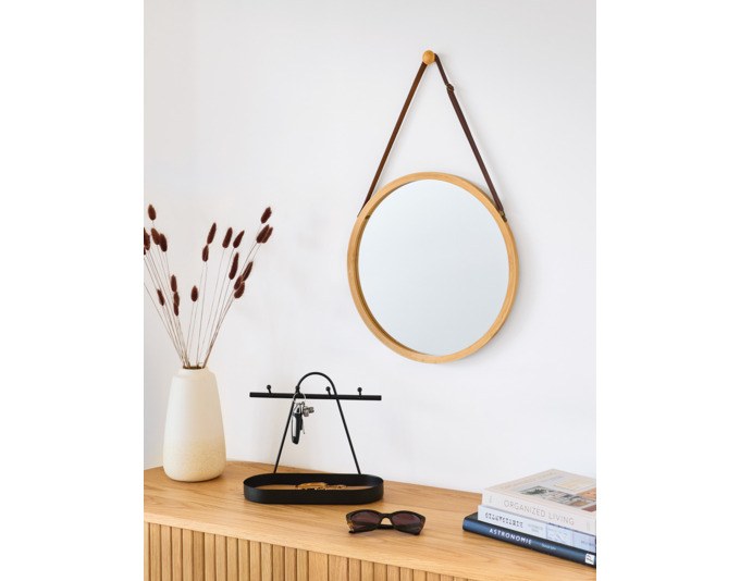 Runder Wandspiegel mit Rahmen aus naturfarbenem Bambus, Durchmesser 38 cm, Stärke 1.5 cm, montiert an einer Wand.