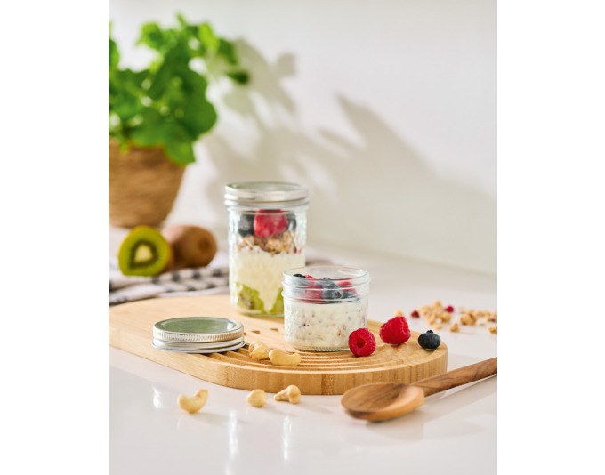 Transparentes Vorratsglas mit strukturierter Glasoberfläche und grauem Metalldeckel, zylindrische Form, Fassungsvermögen 250 ml.