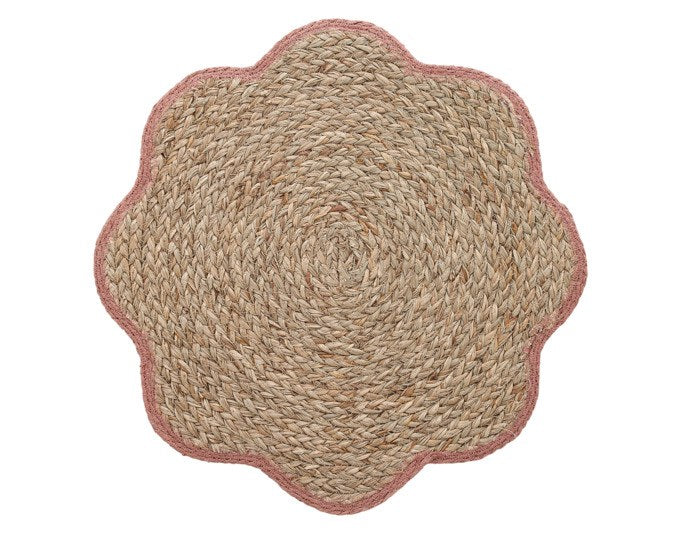 Rundes Tischset aus geflochtenem Naturfasermaterial in den Farben Natur, Beige, Braun und Altrosa, Durchmesser 38 cm, blütenförmige Kontur.