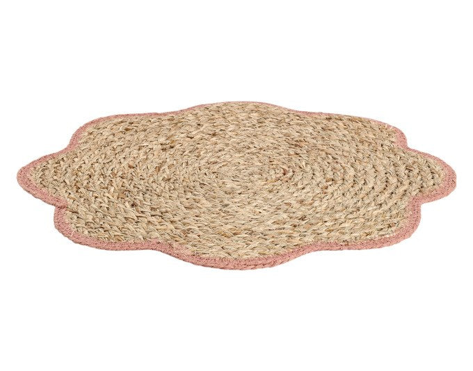 Rundes Tischset aus geflochtenem Naturfasermaterial in den Farben Natur, Beige, Braun und Altrosa, Durchmesser 38 cm, blütenförmige Kontur.