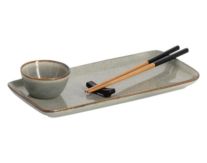 Fünfteiliges Sushi-Set aus grauem Steingut mit Bambusstäbchen, bestehend aus Tellern und Schälchen in schlichter Form.