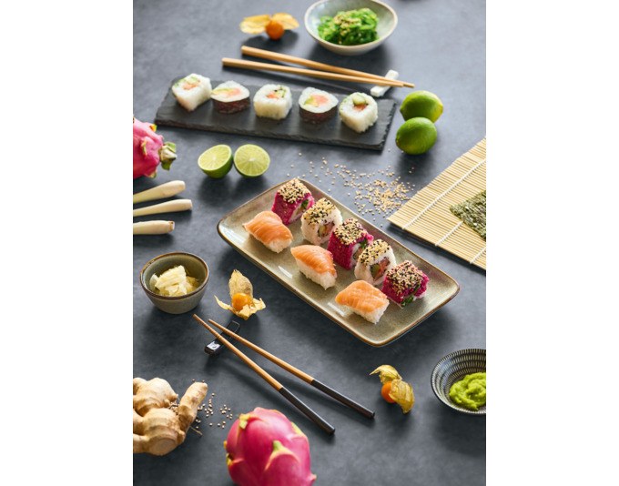Fünfteiliges Sushi-Set aus grauem Steingut mit Bambusstäbchen, bestehend aus Tellern und Schälchen in schlichter Form.