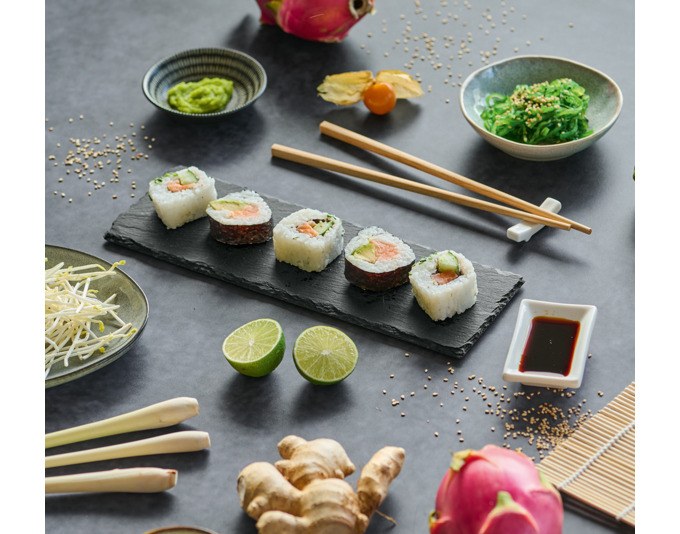 ZELLER Sushi-Set anthrazit 4-teilig mit Schieferplatte, Keramikschale und Bambusstäbchen, Grösse 30x10 cm, Farbe Anthrazit/Grau.