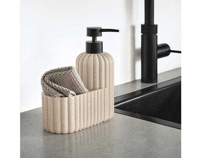 Spülbecken-Organizer aus Polyresin in Beige und Braun, kompakte Form mit getrennten Ablagebereichen für Spülutensilien am Waschbecken.