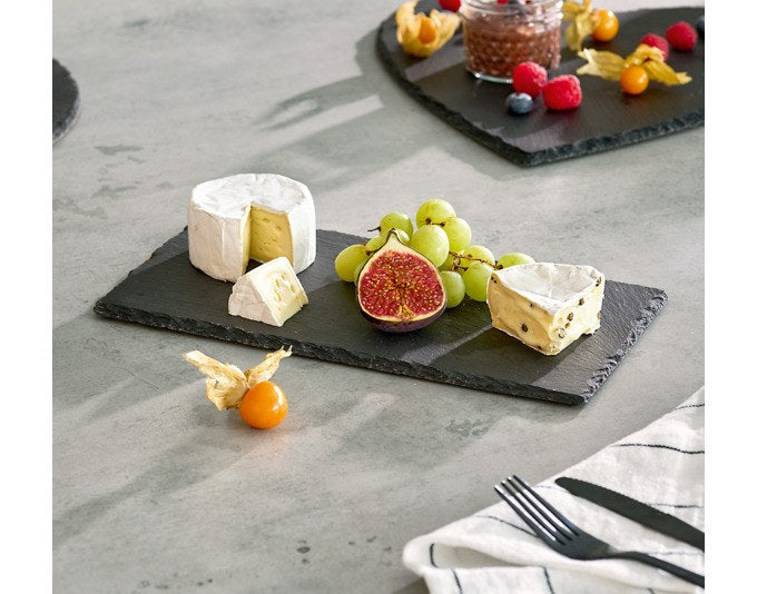 Rechteckige Servierplatte aus Schiefer in Anthrazit, Masse 30x15 cm, mit rutschfester EVA-Unterseite von ZELLER PRESENT auf hellem Untergrund.