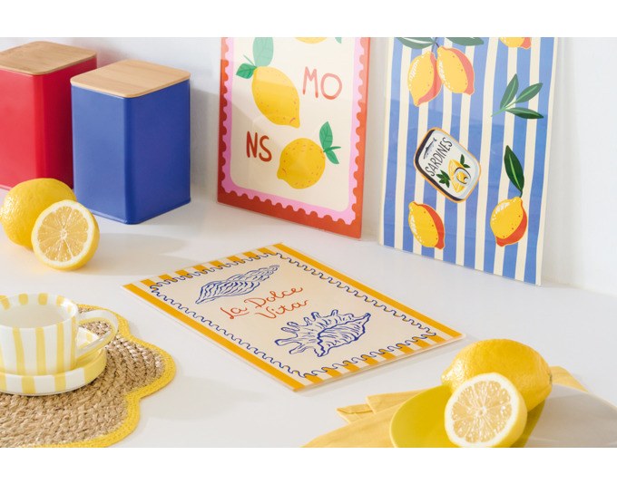 Buntes Schneidbrett aus Sicherheitsglas im Format 30x20 cm mit farbigem Dolce-Vita-Motiv, rechteckige Form, glatte Glasoberfläche.