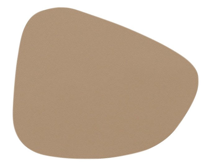 Vier runde Glasuntersetzer aus Kunstleder in Beige und Braun, gestapelt auf einer Tischplatte, Produkt von ZELLER PRESENT.