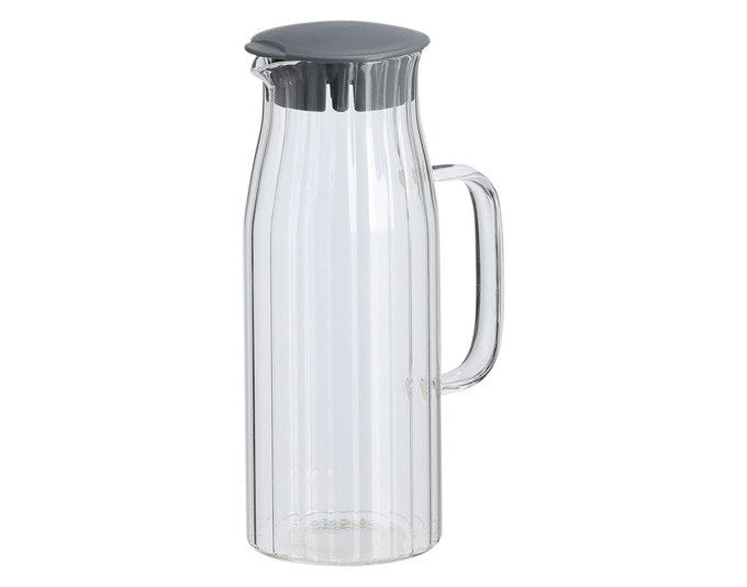 Graue Glaskaraffe aus Borosilikatglas mit grauem Kunststoffdeckel und ergonomischem Griff, Fassungsvermögen 1 Liter, Höhe 24 cm.