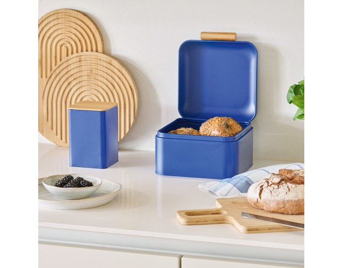 Brotkasten aus pulverbeschichtetem Stahl mit Bambusgriff, kompakte quaderförmige Form, Farbe blau, Grösse 20x20x13.5 cm, Hersteller ZELLER PRESENT.
