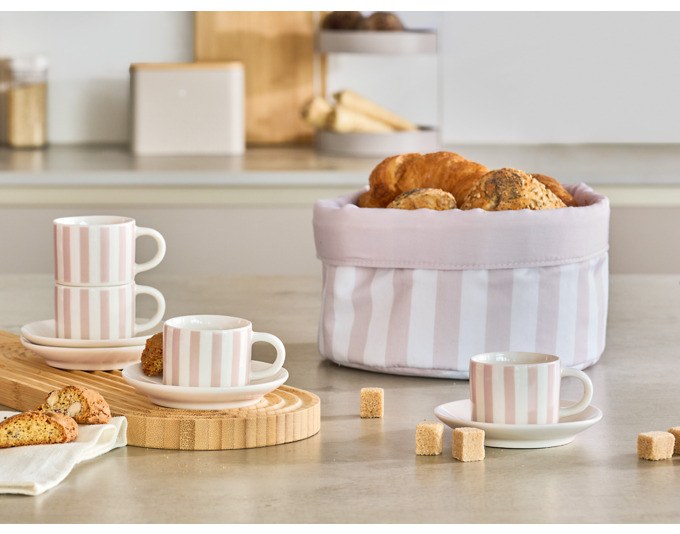 Espresso-Set aus Porzellan mit weiss-beige-braun gestreiftem Muster, bestehend aus vier Tassen und passenden Untertellern von ZELLER PRESENT.