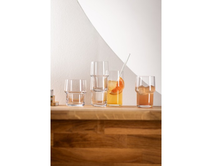 Vier transparente Trinkgläser ZWIESEL GLAS Allroundglas Click 42 aus Glas, stapelbar, im schlichten Japandi-Design fotografiert.