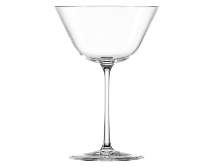 Vier transparente Martinigläser Tone 86 von ZWIESEL GLAS aus dünnwandigem Glas mit klassischer Martiniform, als 4er-Set angeordnet.