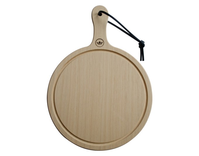 Rundes Schneidbrett aus braunem Holz mit Griff und Lederschlaufe, Durchmesser 35 cm, mit Saftrille auf einer Seite.
