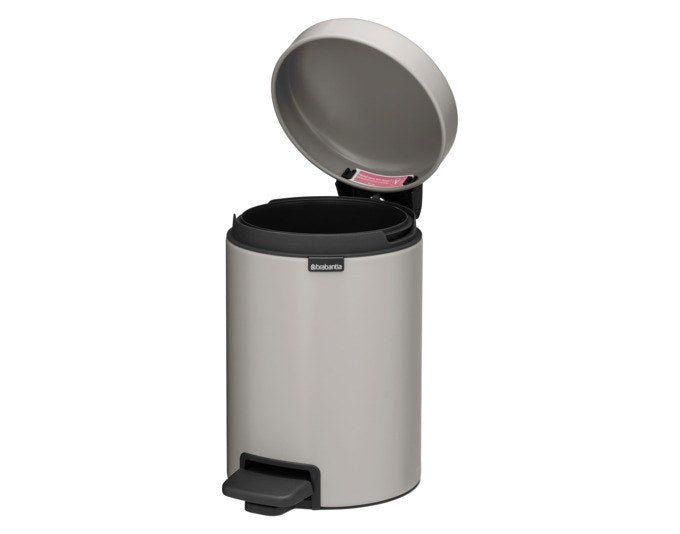 Grauer Treteimer BRABANTIA NewIcon mit 3 Liter Fassungsvermögen, Pedal, Deckel und herausnehmbarem Kunststoff-Inneneimer.