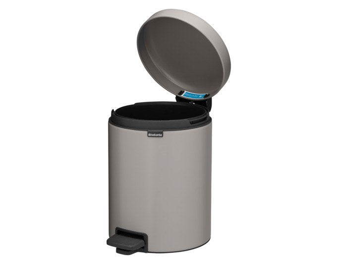 Grauer BRABANTIA Treteimer NewIcon 5 Liter mit Pedal, Deckel und herausnehmbarem Kunststoff-Inneneimer, kompakte Bauform.