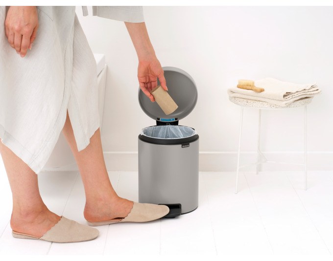 Grauer BRABANTIA Treteimer NewIcon 5 Liter mit Pedal, Deckel und herausnehmbarem Kunststoff-Inneneimer, kompakte Bauform.