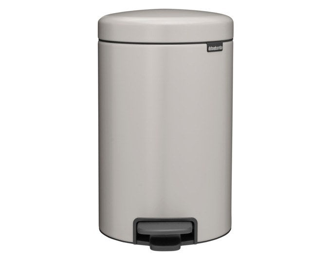 Grauer Kunststoff-Treteimer BRABANTIA NewIcon mit Pedal, geschlossenem Deckel und rechteckiger Form, 12 Liter Fassungsvermögen, freistehend fotografiert.