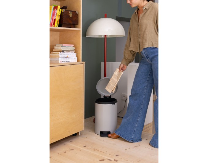 Grauer Kunststoff-Treteimer BRABANTIA NewIcon mit Pedal, geschlossenem Deckel und rechteckiger Form, 12 Liter Fassungsvermögen, freistehend fotografiert.