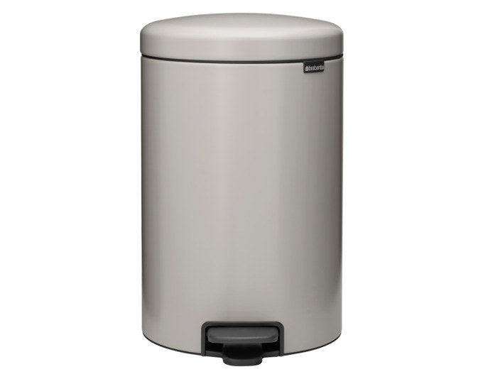 Grauer Kunststoff-Treteimer BRABANTIA NewIcon mit Pedal, geschlossenem Deckel und rechteckiger, kompakter Form für Bad oder WC.
