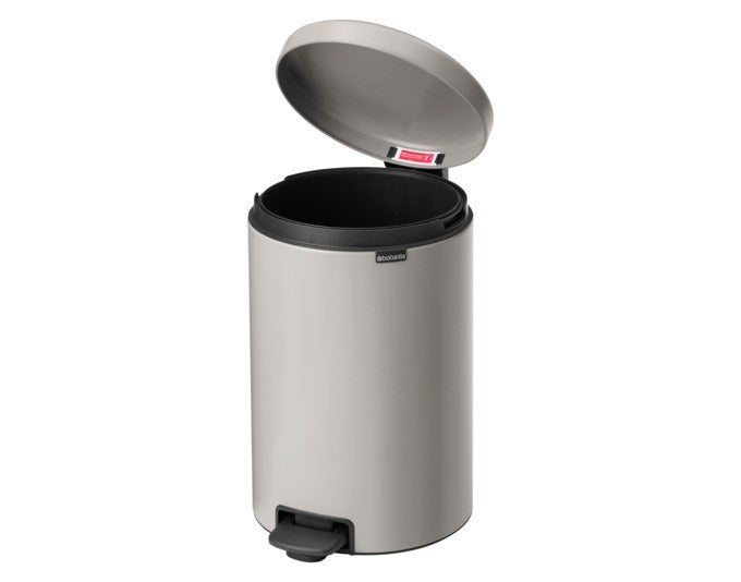 Grauer Kunststoff-Treteimer BRABANTIA NewIcon mit Pedal, geschlossenem Deckel und rechteckiger, kompakter Form für Bad oder WC.