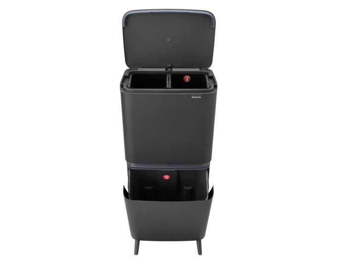 Grauer BRABANTIA Mülleimer SortUp Hi mit zwei herausnehmbaren Inneneimern, vertikaler modularer Bauweise und erhöhten Füssen.