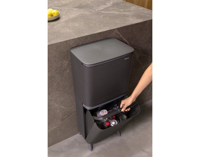 Grauer BRABANTIA Mülleimer SortUp Hi mit zwei herausnehmbaren Inneneimern, vertikaler modularer Bauweise und erhöhten Füssen.