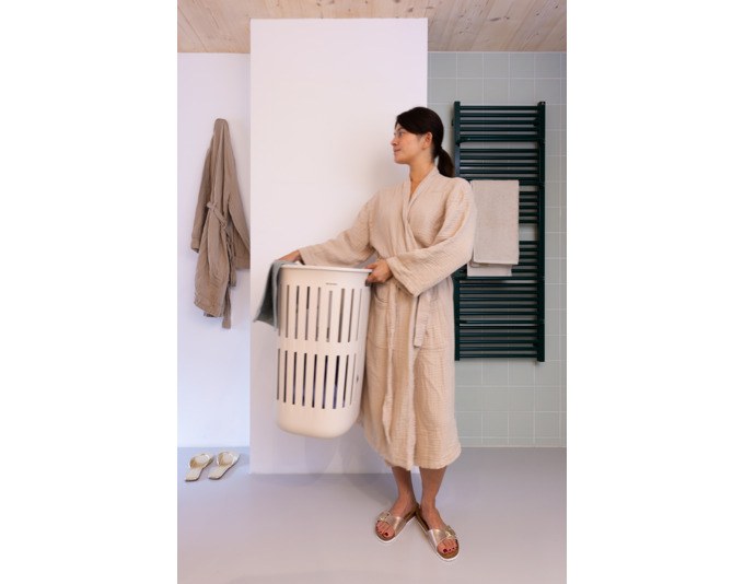 Wäschekorb BRABANTIA Collect-It in Soft beige und Weiss, 55 Liter Fassungsvermögen, mit Belüftungsschlitzen und drei Tragegriffen aus Kunststoff.