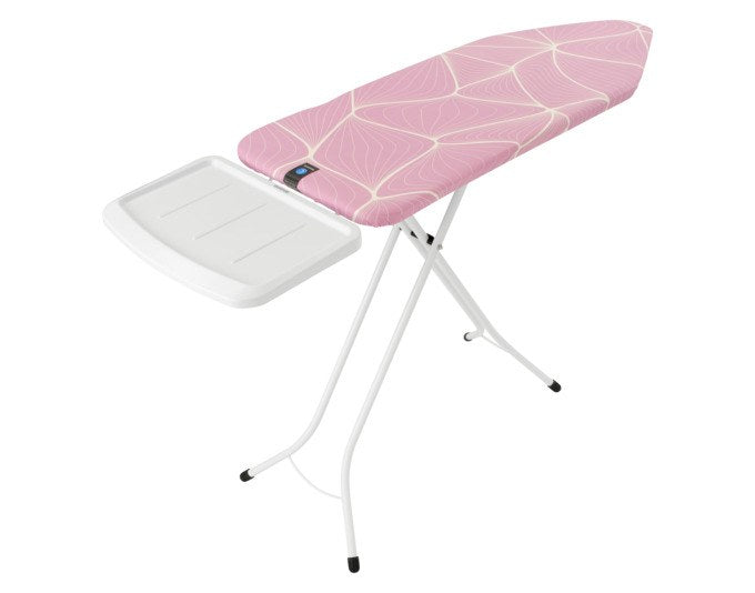 Bügelbrett von BRABANTIA in Lilac Waves mit rosa Bezug, Metall-Dampfbügeleisenablage und Stahlrohr-Vierfussrahmen, Grösse 124x45 cm.