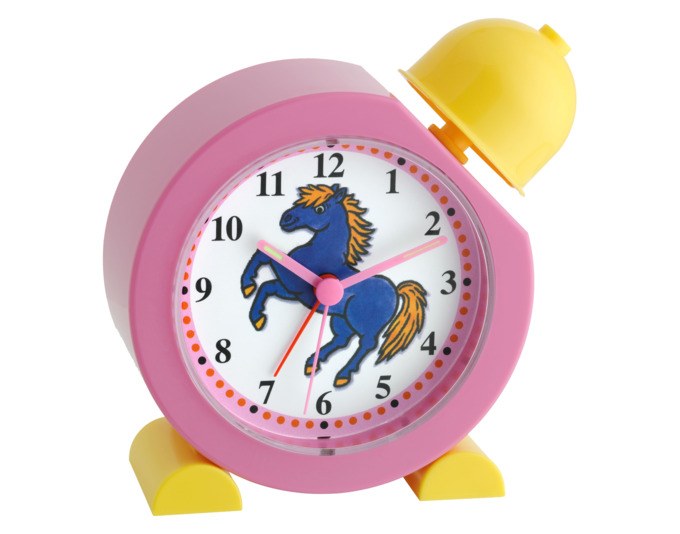 Analoger Kinderwecker von TFA in Pink und Rot, rundes Kunststoffgehäuse mit grosser Alarmglocke und Zifferblatt mit deutlichen Zahlen.