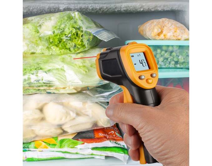 Orange-schwarzes Infrarot-Thermometer TFA Ray Light mit beleuchtetem Display, Auslöser und integriertem Laservisier für punktgenaue Messungen.