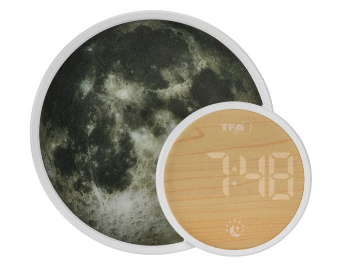 Weisser TFA Lichtwecker Soluna Mini mit rundem Gehäuse, LCD-Display, Farblicht-Ring und seitlichem USB-Anschluss auf einem Nachttisch.