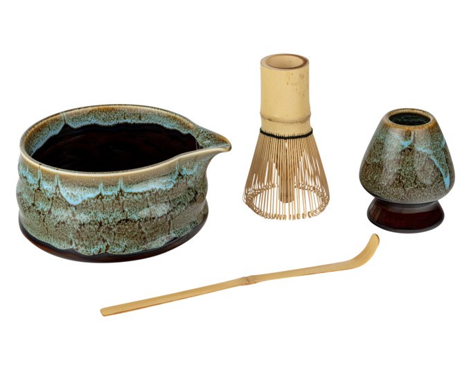 Vierteiliges Matcha Set von BREDEMEIJER mit Keramikschale, Bambusbesen, Bambuslöffel und Besenhalter in den Farben Schwarz, Braun, Blau oder Grün.