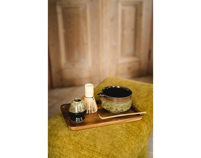 Vierteiliges Matcha Set von BREDEMEIJER mit Keramikschale, Bambusbesen, Bambuslöffel und Besenhalter in den Farben Schwarz, Braun, Blau oder Grün.
