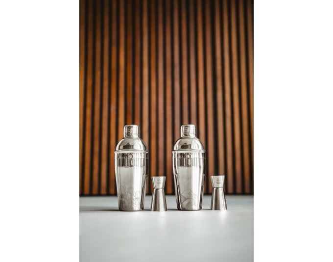 Foto eines Barmasses aus Chromstahl mit innenliegender Skala für 20 ml und 40 ml, Oberfläche mit lasergraviertem Berglandschaftsmotiv.