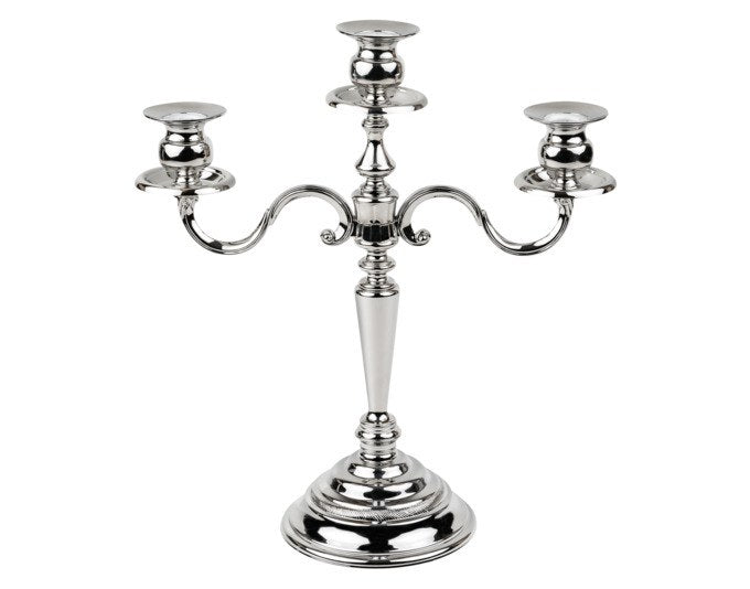 Silberfarbener dreiarmiger Kerzenhalter von ZILVERSTAD aus lackiertem Metall mit geschwungenen Armen, Modell Classic.