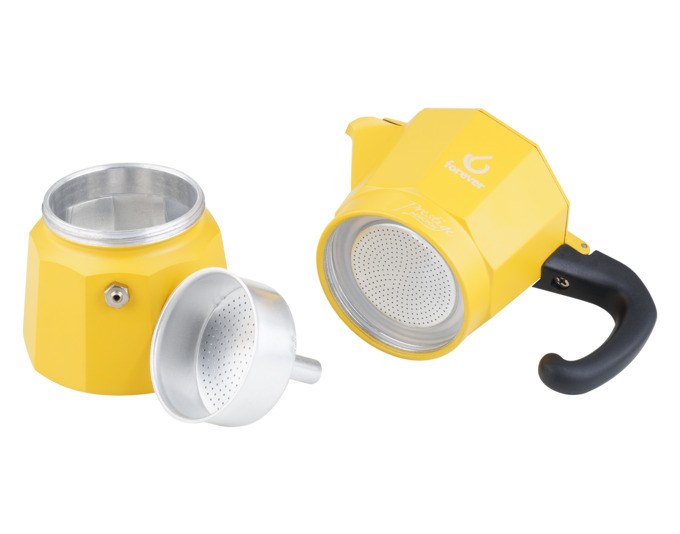 Gelber Moka Kaffeezubereiter von FOREVER mit Edelstahl-Wasserkammer, Nylongriff und Deckelknauf, für drei Tassen Kaffee auf hellem Hintergrund.