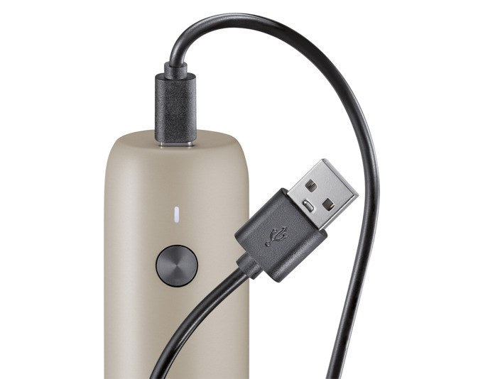Graue elektrische Pfeffermühle ZASSENHAUS Köln mit Keramik-Mahlwerk, USB-C-Ladeanschluss und Aromaschutzdeckel, Höhe 14 cm, schlanke Form.