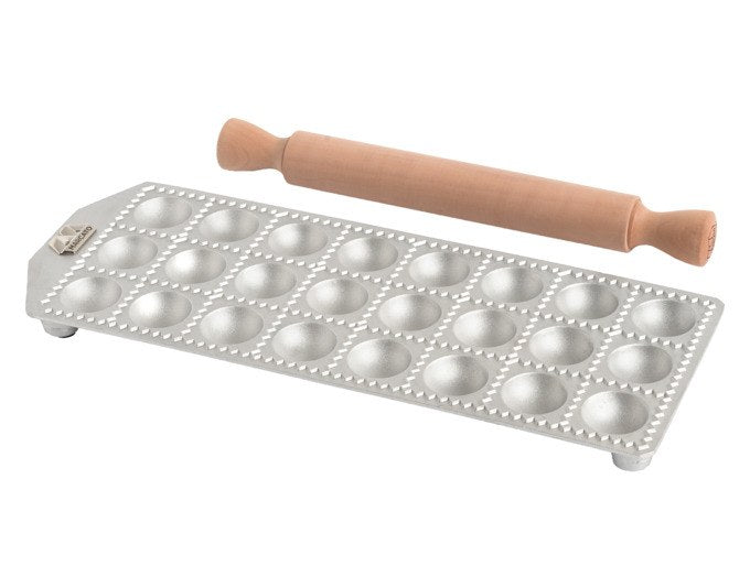 Runde Ravioliform aus Aluminium-Druckguss von MARCATO mit beiliegendem Nudelholz aus Massivholz, Farben Silber, Natur und Braun.
