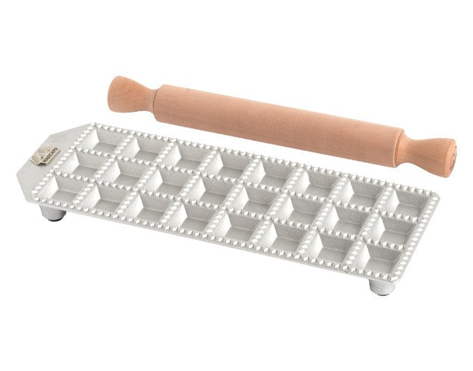 MARCATO Ravioliform aus Aluminium-Druckguss für 24 quadratische Ravioli à 35 mm, inklusive Nudelholz aus Massivholz.