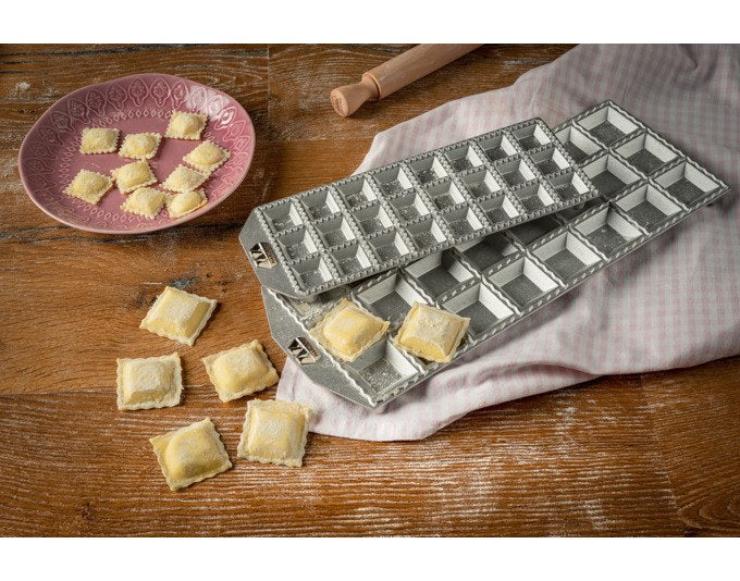 MARCATO Ravioliform aus Aluminium-Druckguss für 24 quadratische Ravioli à 35 mm, inklusive Nudelholz aus Massivholz.