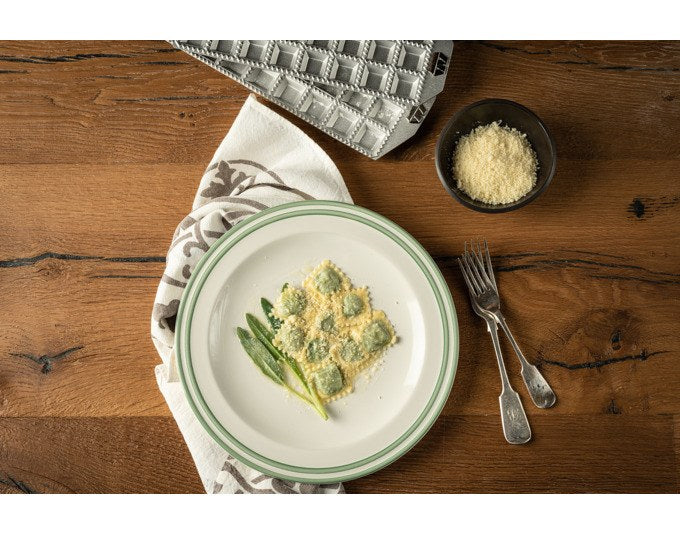 MARCATO Ravioliform aus Aluminium-Druckguss für 24 quadratische Ravioli à 35 mm, inklusive Nudelholz aus Massivholz.
