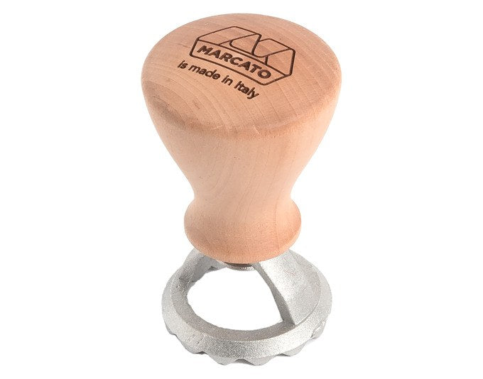 Ravioli Stempel von MARCATO mit rundem Kopf aus Aluminiumdruckguss und Griff aus Massivholz, Farben Silber, Natur und Braun.